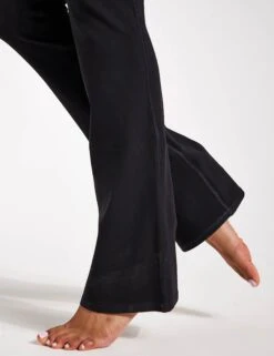 Alosoft Low-Rise Foldover Bootcut Legging - Black 11 Alosoft Low-Rise Foldover Bootcut Legging - Black -Elevate Fitwear Sales Store Alo Yoga ALOSOFT LOW RISE FOLDOVER BOOTCUT LEGGING W51239R BLACK 0022