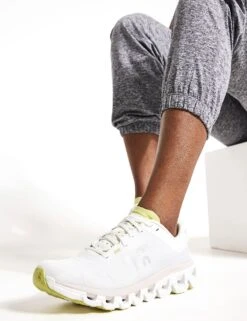 On Running Cloudflow 4 - White/Sand 9 On Running Cloudflow 4 - White/Sand -Elevate Fitwear Sales Store On Running Cloudflow 4 3WD30110248 White Sand 0002