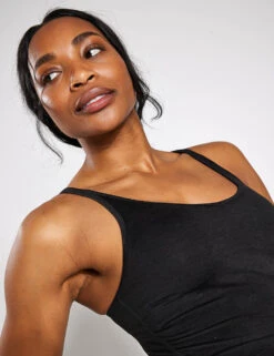 Vuori Halo Performance Crop - Black -Elevate Fitwear Sales Store VUORI HALO PERFORMANCE CROP VW1005 HBK BLACK HEATHER 0004