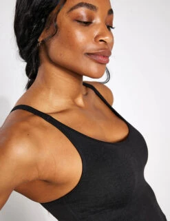 Vuori Halo Performance Crop - Black -Elevate Fitwear Sales Store VUORI HALO PERFORMANCE CROP VW1005 HBK BLACK HEATHER 0005