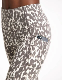 Varley Move Pocket Legging High 25" - Roasted Cashew Brushed Spot -Elevate Fitwear Sales Store Varley Move pocket legging high 25 VAR01091 BLA Roasted Cashew Brushed Spot 0004