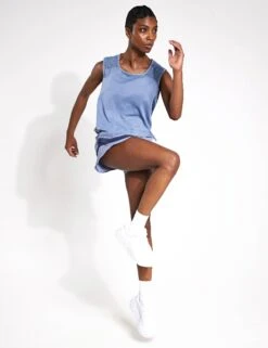 Varley Nova Seamless Crop Tank - Stone Blue -Elevate Fitwear Sales Store Varley Nova seamless crop tank VAR01945 BLU Stone blue 0011