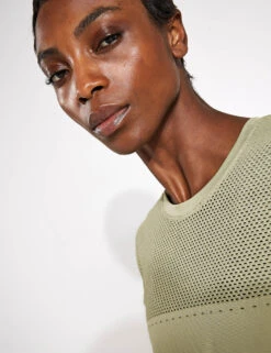 Varley Calloway Boxy Tee - Tea 6 Varley Calloway Boxy Tee - Tea -Elevate Fitwear Sales Store Varley calloway boxy tee VAR01779 BEI Tea 0027