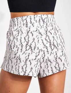 Varley Kallin Running Short 1.5" - Sand Fragment Snake 6 Varley Kallin Running Short 1.5" - Sand Fragment Snake -Elevate Fitwear Sales Store Varley kallin running short 1 5 VAR00738 SNA 0024