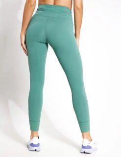 Vuori Daily Legging - Garland 8 Vuori Daily Legging - Garland -Elevate Fitwear Sales Store Vuori Yosemite Bra VW104 GRD Garland 0026