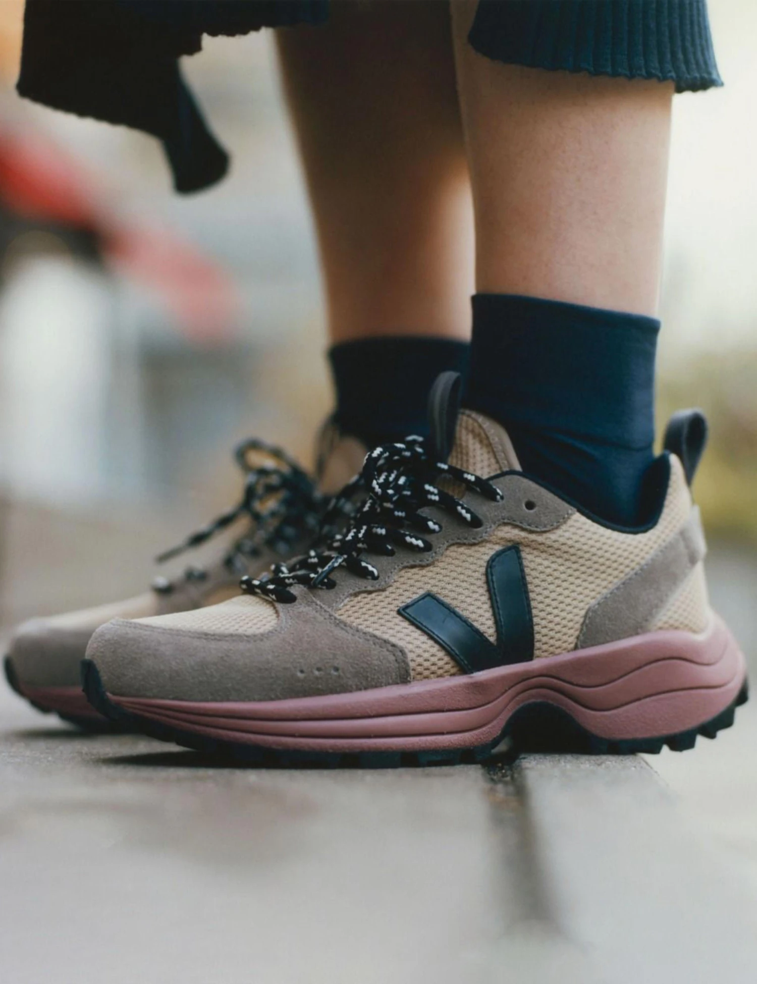 Veja Venturi Alveomesh - Dune Black 2 Veja Venturi Alveomesh - Dune Black - Image 2